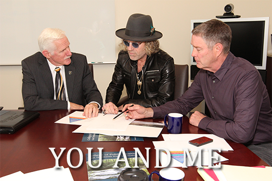 Big Kenny, Bill Frist and Randy Wykoff seated around a table